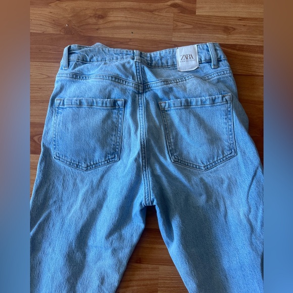 Zara Ripped Light Wash Denim Jeans - Size 2 - Picture 4 of 5
